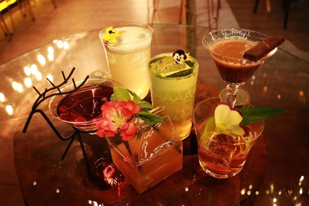 Cảm nhận không gian thoải mái, mát lạnh tại Corked Tales – The Cocktail Bar & Lounge, Quận 1