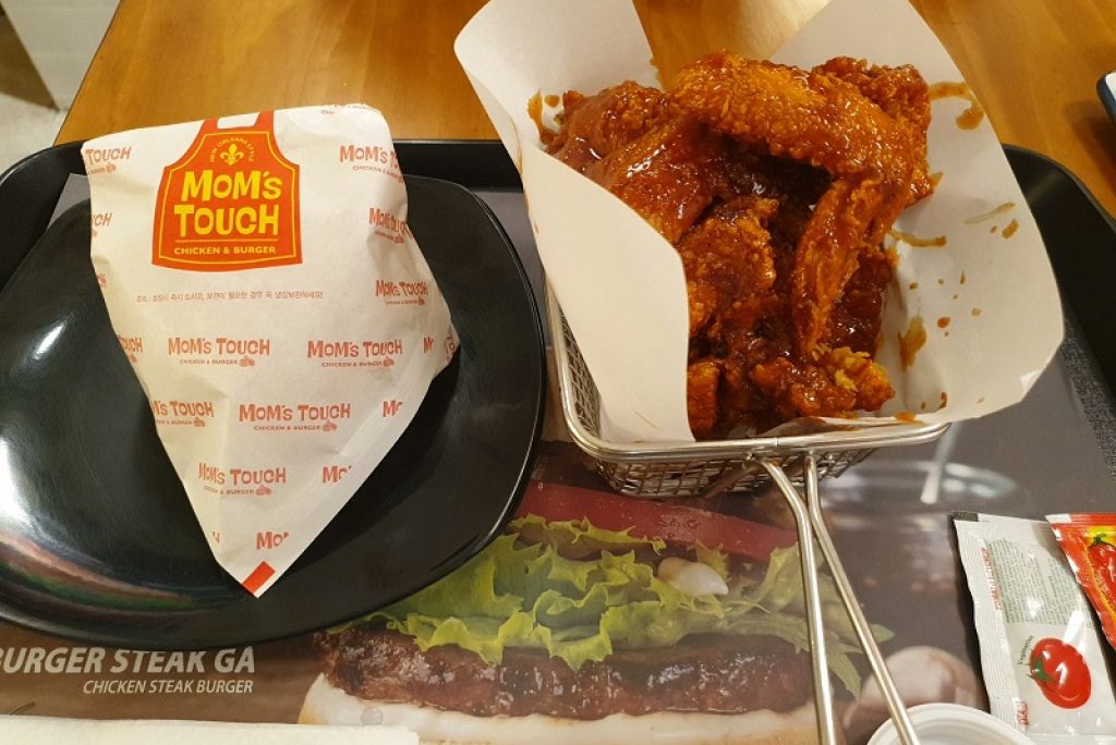 Mom’s Touch – Chicken & Burger – Quán gà ăn ngon mê ly tại 16 Hoàng Việt, Quận Tân Bình